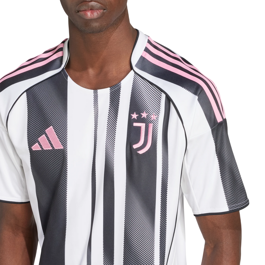 Adidas Juventus 25/26 Home Jersey JJ4320 - Maglia Ufficiale | Sportiamo - FRONTALE DETTAGLIO LOGO