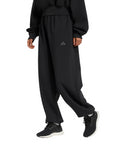 Pantalone tempo libero Adidas donna nero JM1652, vista frontale che mostra la vestibilità ampia e il design elegante