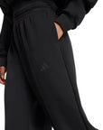 Dettaglio della tasca del pantalone Adidas donna nero JM1652, realizzato in tessuto spacer con modal morbidissimo
