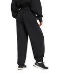 Vista posteriore del pantalone tempo libero Adidas donna nero, mostra la vestibilità comoda e rilassata