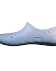 Proteggiti con le scarpe da scoglio Arena Sharm. Realizzate in morbido PVC italiano con fori traspiranti, offrono protezione e grip per tutte le attività in acqua