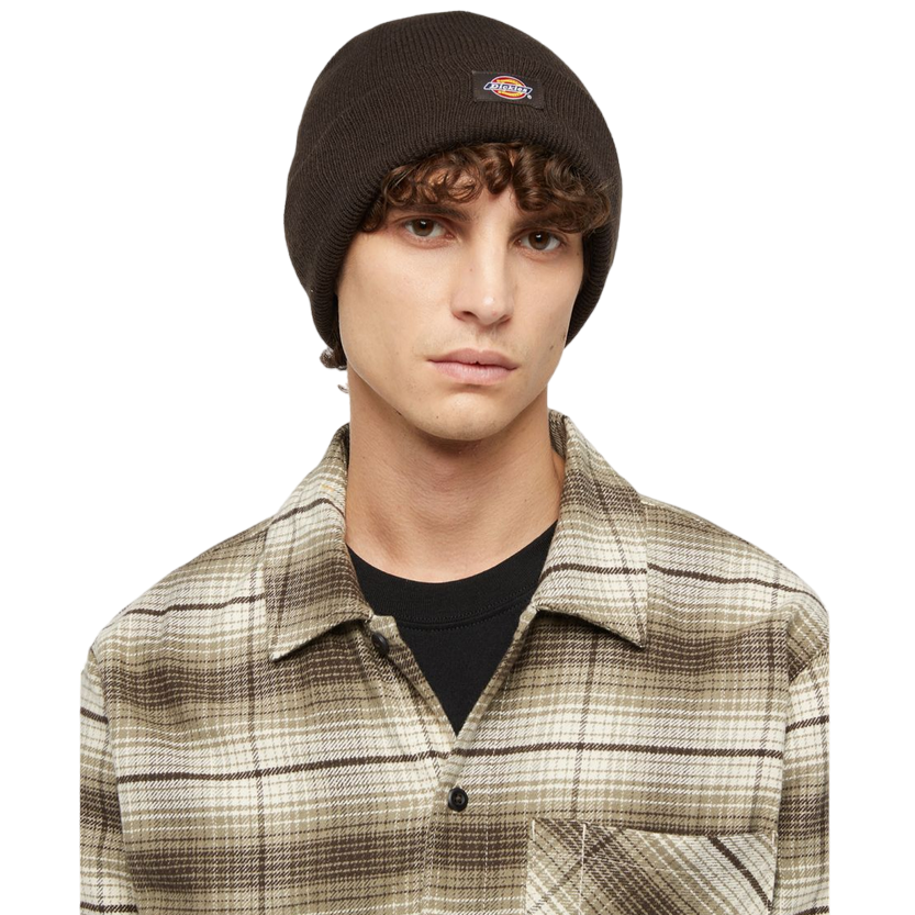 Persona che indossa il berretto Dickies Gibsland marrone, mostrando la vestibilità unisex e lo stile streetwear urbano