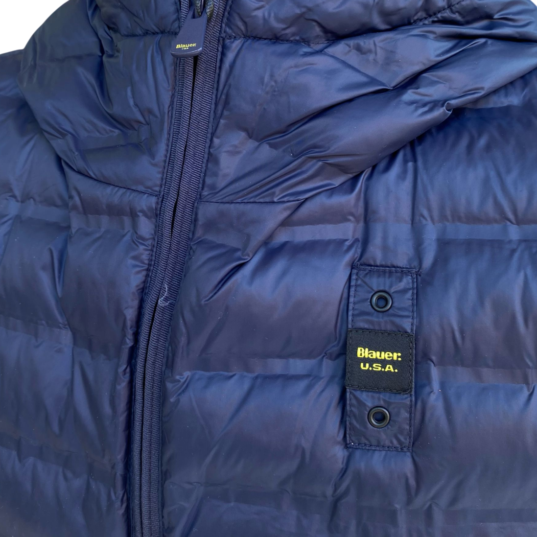 Blauer giubbino da uomo con cappuccio termosaldato 25SBLUC02227-007104 888 blu