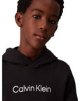 Calvin Klein Felpa con Cappuccio Unisex Junior INST. LOGO IU0IU00679BEH Nera - dettaglio logo