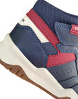 Dettaglio della doppia chiusura con lacci elastici e velcro delle sneakers Geox Perth, progettata per l'autonomia dei bambini