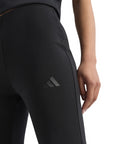 Logo Adidas ricamato sul pantalone donna svasato Soft Lux nero, simbolo di qualità e autenticità del brand sportivo