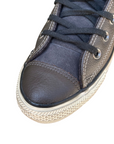 Dettaglio della pelle vintage e suola iconica delle Converse All Star Chuck Taylor per stile autentico e durata superiore - punta