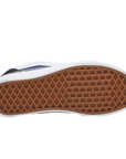 Dettaglio della suola waffle in gomma delle Vans Knu Skool adulti, modello VN0009QCNWD1 in tonalità blu-bianco