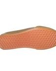 Dettaglio della suola waffle in gomma delle Vans Knu Skool uomo, modello VN0009QCB9M1