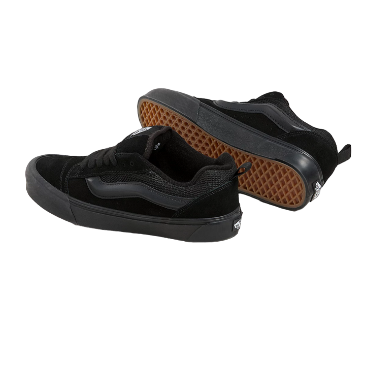 Dettaglio della suola waffle in gomma nera delle Vans Knu Skool uomo, modello VN0009QCBKA1