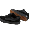 Dettaglio della suola waffle in gomma nera delle Vans Knu Skool uomo, modello VN0009QCBKA1