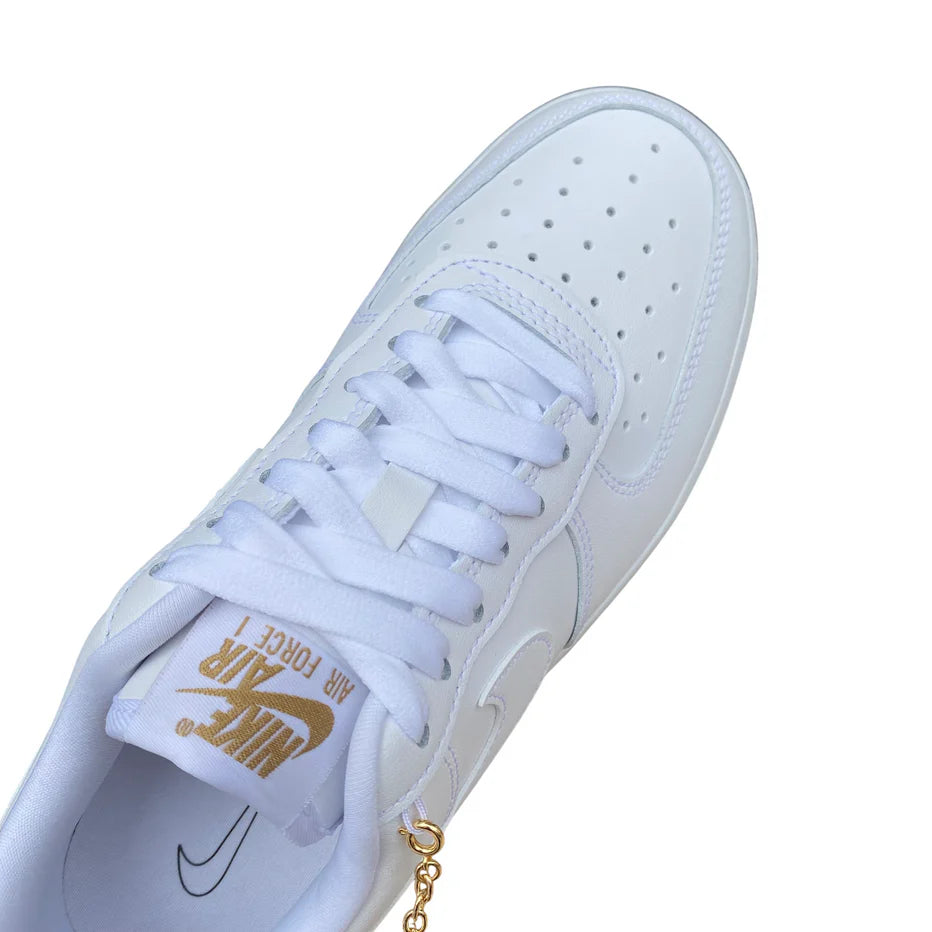 Dettaglio tomaia Nike Air Force 1 '07 LX in pelle premium bianco con dettagli oro eleganti