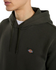 Dettaglio etichetta ricamata Dickies su felpa uomo Oakport verde oliva workwear
