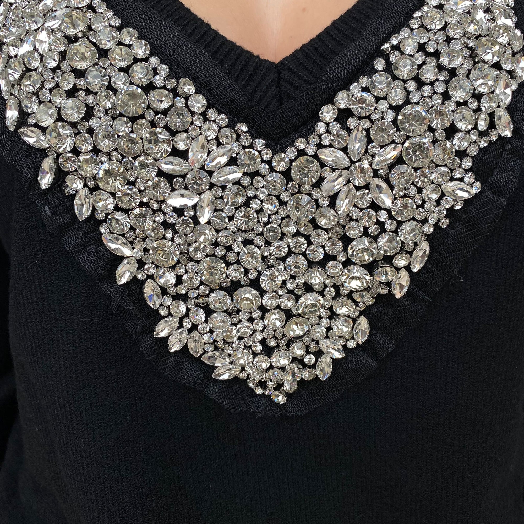 Fresh Flower maglia scollo V con applicazioni al collo FF498 nero