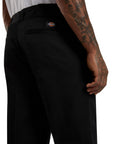 Logo Dickies ricamato sui pantaloni da lavoro Regular 247, simbolo di autenticità e qualità nel settore abbigliamento professionale