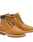 "Logo Timberland ricamato sullo scarponcino Junior Chelsea Courma, simbolo di qualità e autenticità del brand outdoor