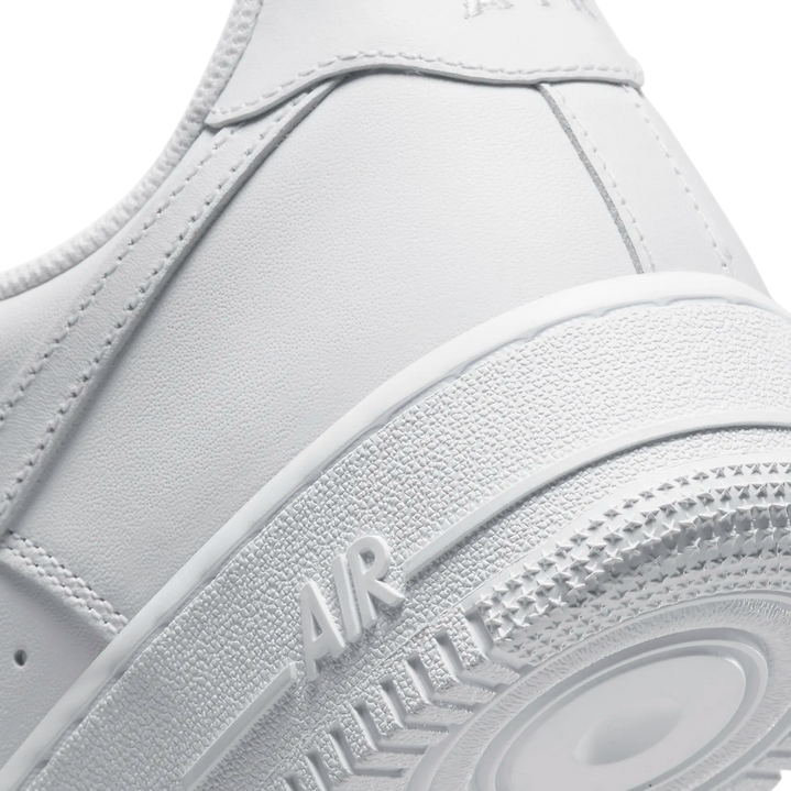 Suola in gomma con intagli e pivot point Nike per una trazione eccellente su ogni superficie. Ammortizzazione Nike Air integrata per un comfort leggero e assorbimento degli impatti.