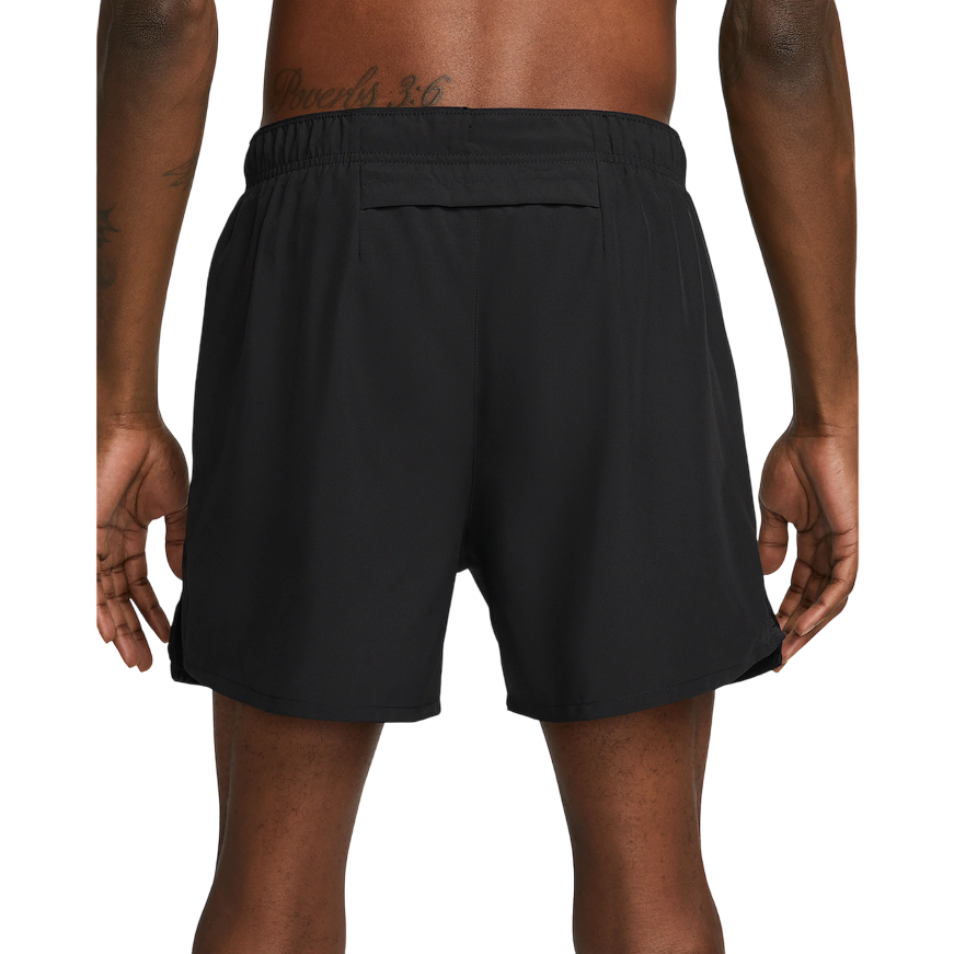 Pantaloncino Nike Challenger Shorts Dri-FIT nero DV9363-010, lunghezza 13cm, con tecnologia traspirante, inserti in mesh e tasche con chiusura a strappo