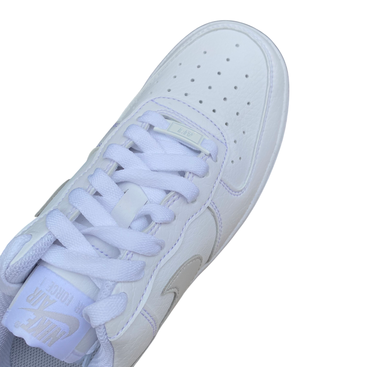 Vista dall'alto delle Nike Air Force 1 '07 Next Nature bianco-grigio, calzature donna eleganti e sportive