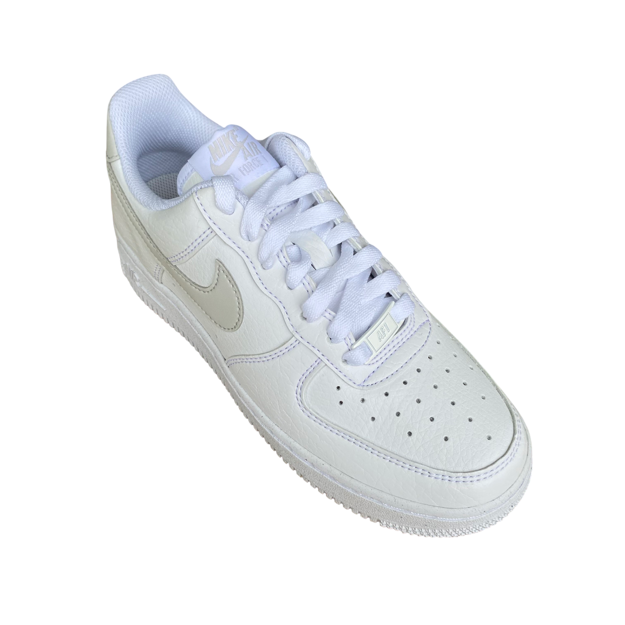 Vista dall'alto delle Nike Air Force 1 '07 Next Nature bianco-grigio, calzature donna eleganti e sportive