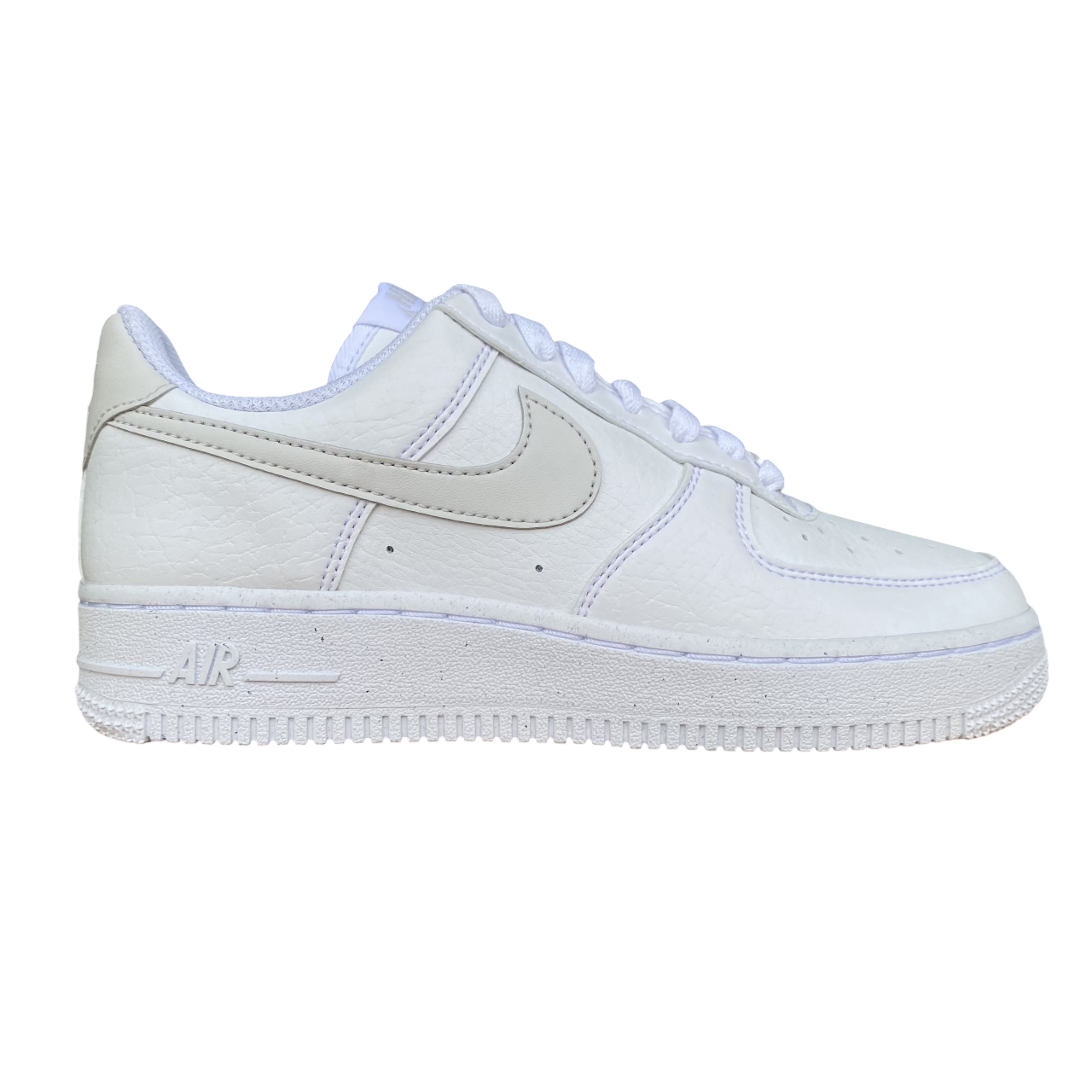 Sneakers Nike Air Force 1 '07 Next Nature bianco-grigio da donna, vista frontale con dettaglio swoosh