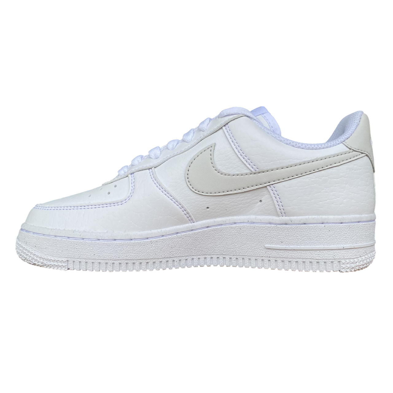 Vista laterale delle Nike Air Force 1 '07 Next Nature bianco-grigio, modello DV3808-109 per donna