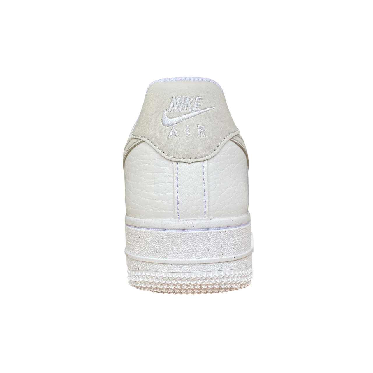 Retro delle sneakers Nike Air Force 1 '07 Next Nature bianco-grigio con dettaglio tallone