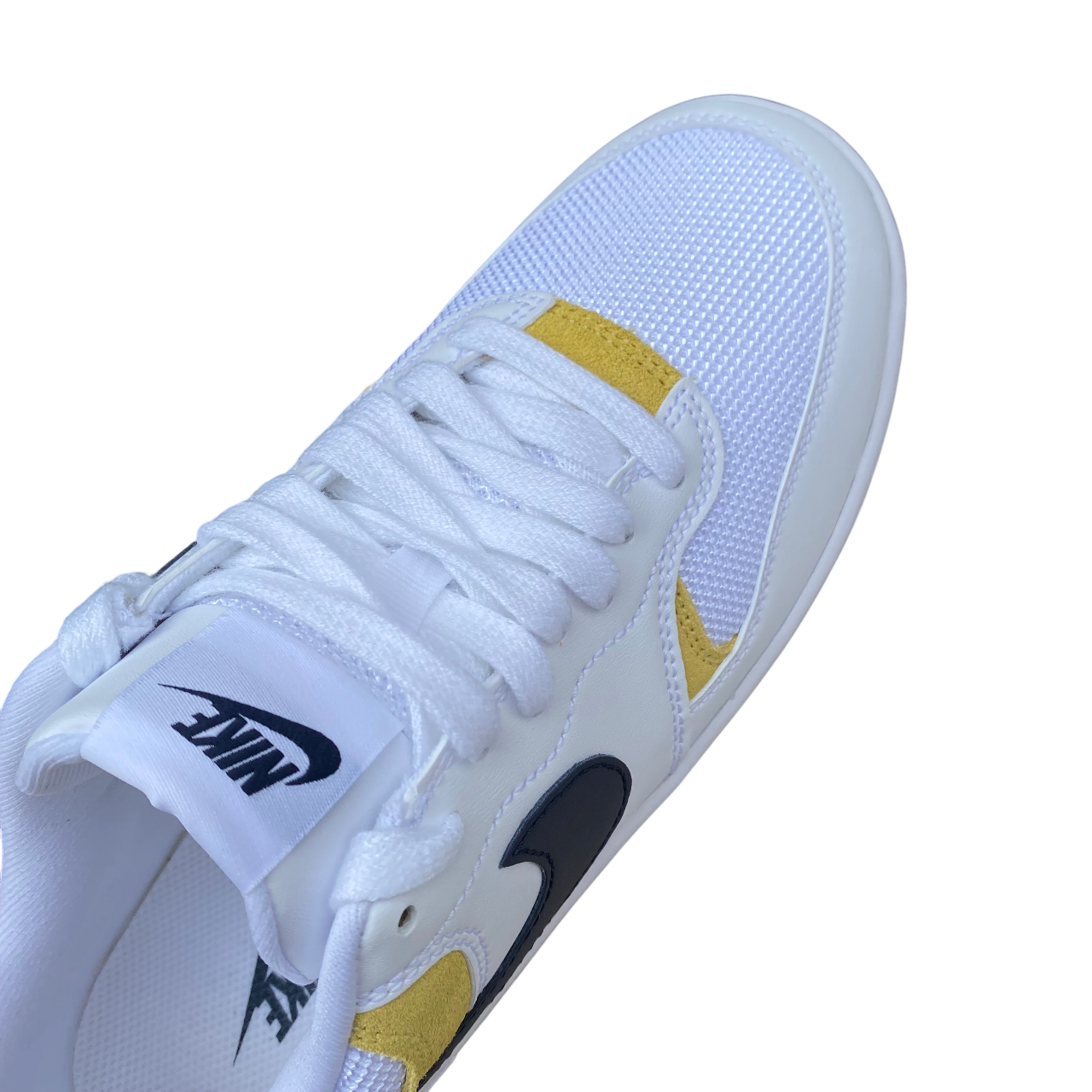 Vista dall'alto delle Nike Gamma Force HJ5997-101 bianco-giallo, silhouette moderna con accenti colorati