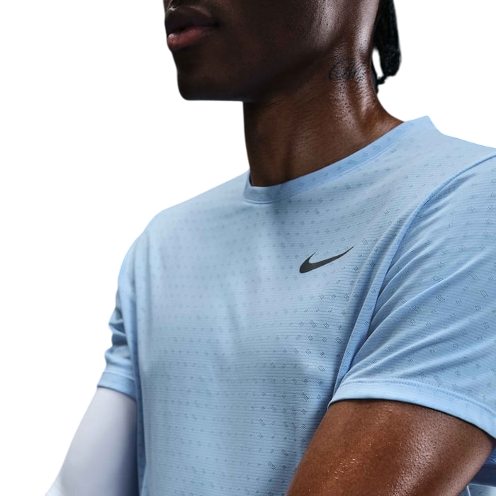 Maglietta running Nike Miler Breathe HJ4181-422 celeste da uomo con tecnologia Dry-FIT, inserti in mesh e logo riflettente - logo