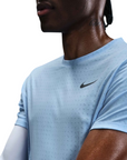 Maglietta running Nike Miler Breathe HJ4181-422 celeste da uomo con tecnologia Dry-FIT, inserti in mesh e logo riflettente - logo