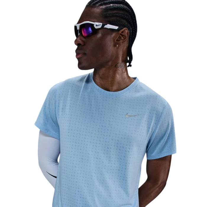 Maglietta running Nike Miler Breathe HJ4181-422 celeste da uomo con tecnologia Dry-FIT, inserti in mesh e logo riflettente - scollatura