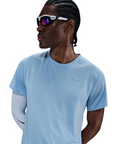 Maglietta running Nike Miler Breathe HJ4181-422 celeste da uomo con tecnologia Dry-FIT, inserti in mesh e logo riflettente - scollatura