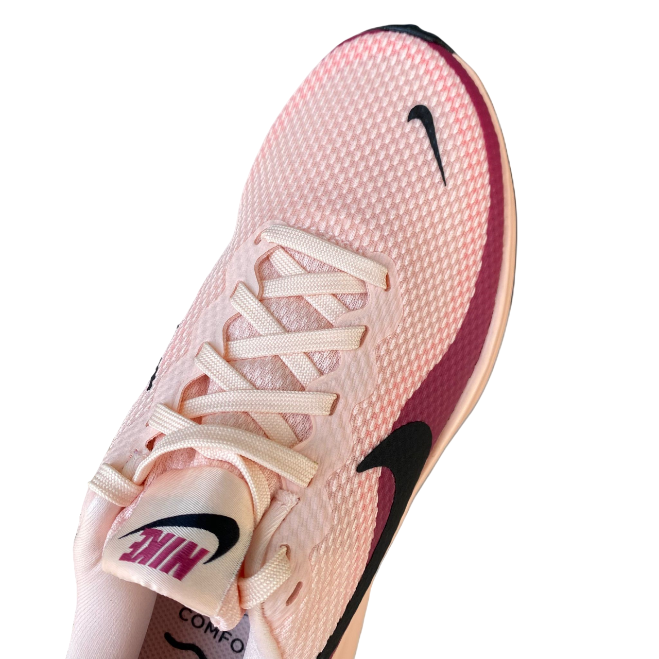 Dettaglio tomaia mesh Nike Revolution 8 HJ8485-601, scarpe running donna con ventilazione ottimale, dettaglio punta e logo