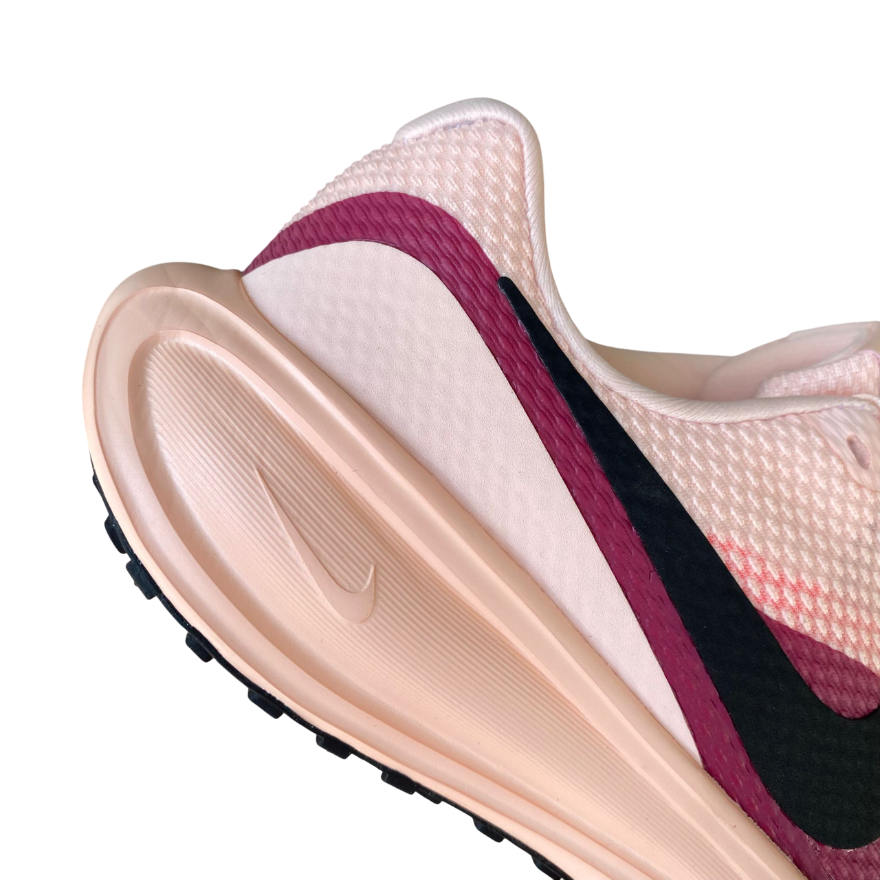 Dettaglio tallone mesh Nike Revolution 8 HJ8485-601, scarpe running donna con ventilazione ottimale, dettaglio suola e logo in rilievo