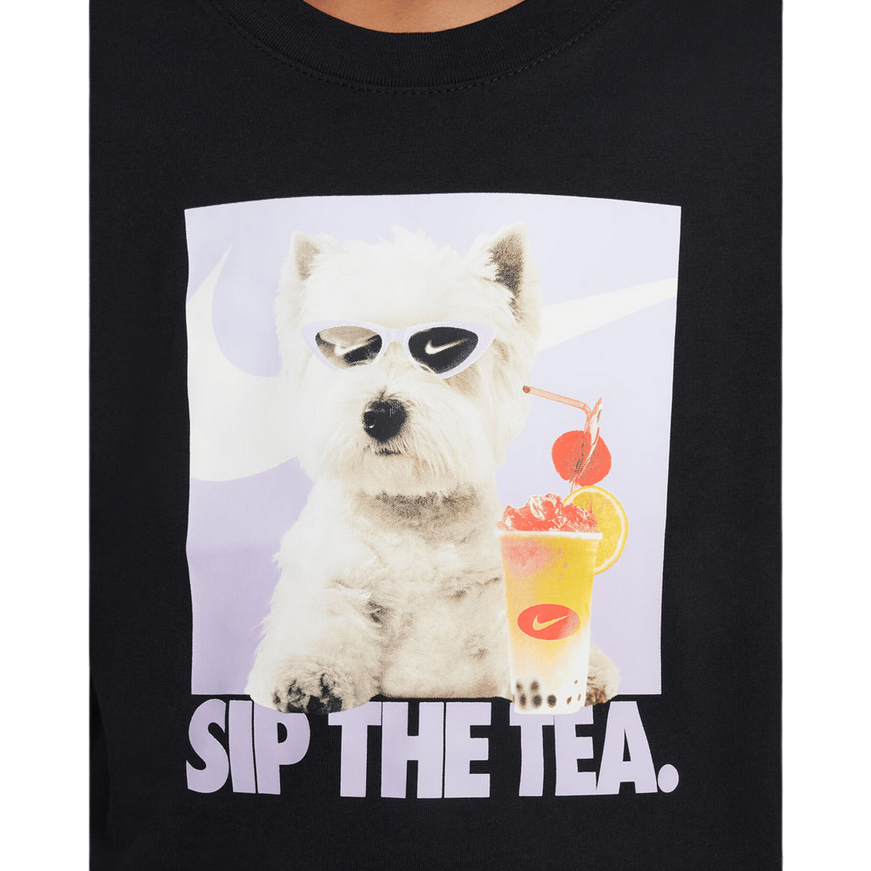 T-shirt Nike Sportswear nera per ragazza modello HQ2337-010 con stampa 'Sip The Tea', 100% cotone, vestibilità loose fit, ideale per look casual