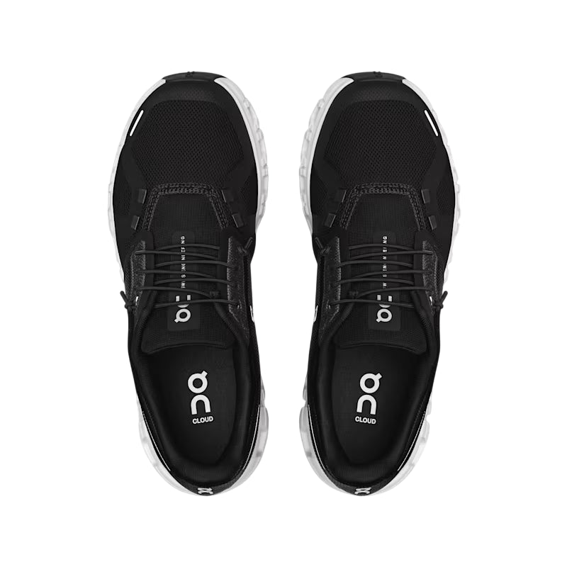 Vista dall'alto delle scarpe running On Cloud 6 uomo nero-bianco, tomaia traspirante e apertura più ampia