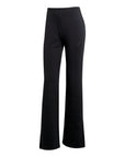 Modella che indossa il pantalone svasato Adidas Soft Lux nero, mostrando la vestibilità aderente e il comfort del taglio
