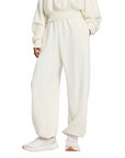 "Pantalone off white Adidas in tessuto vellutato con vestibilità ampia, comfort lussuoso per ogni occasione