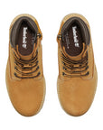 Dettaglio della pelle premium Timberland giallo grano, prodotta responsabilmente attraverso il Leather Working Group