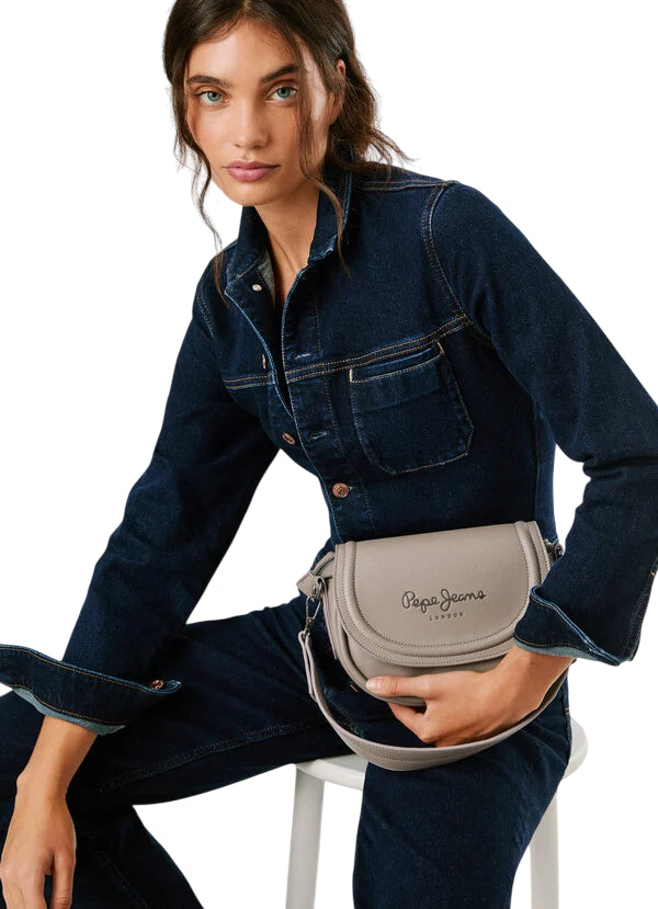 Pepe Jeans Borsa Donna PL0300006 940 Grigio – Similpelle Premium con Patta e Tracolla Regolabile - indossata