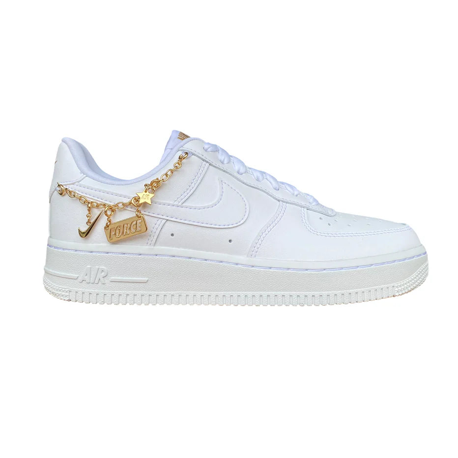 Profilo esterno Nike Air Force 1 '07 LX bianco/oro con logo Nike e design iconico streetwear
