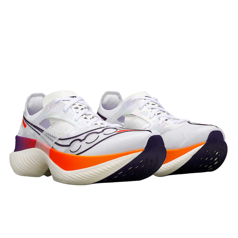 Saucony Endorphin Elite S20768-126 indossate durante competizione, scarpe racing bianche con piastra in carbonio