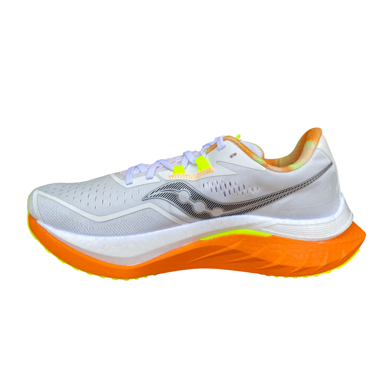 Saucony Endorphin Speed 4 S20940-30 indossate durante corsa, scarpe running bianco-arancio con piastra in nylon