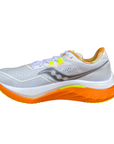 Saucony Endorphin Speed 4 S20940-30 indossate durante corsa, scarpe running bianco-arancio con piastra in nylon
