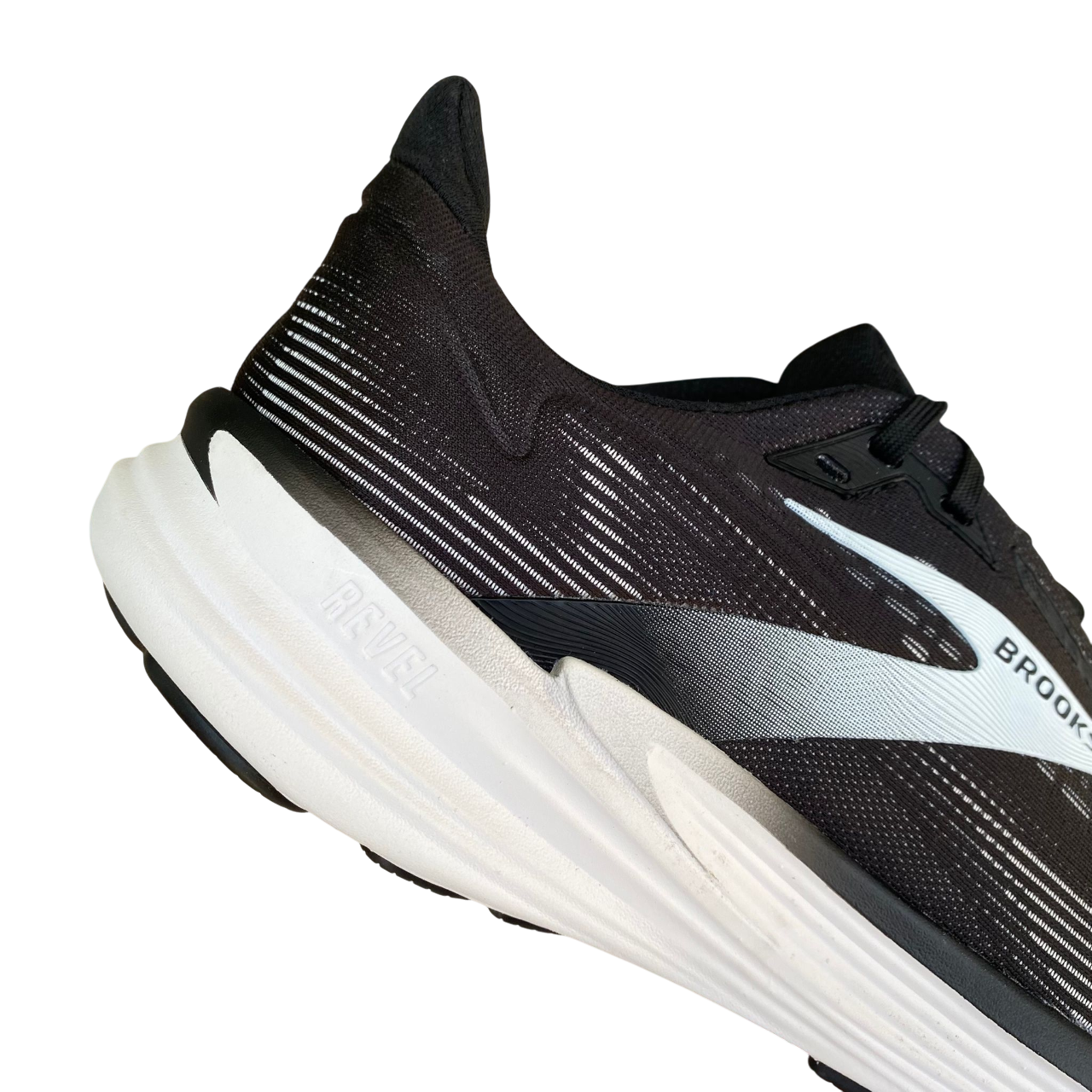 Vista posteriore delle scarpe da corsa Brooks Revel 8 nere modello 110468 090