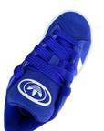 Dettaglio tomaia scamosciata azzurra e logo Adidas, lacci