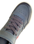 Dettaglio della doppia chiusura con lacci elastici e velcro delle sneakers Geox Perth, progettata per l'autonomia dei bambini, vista dall'alto
