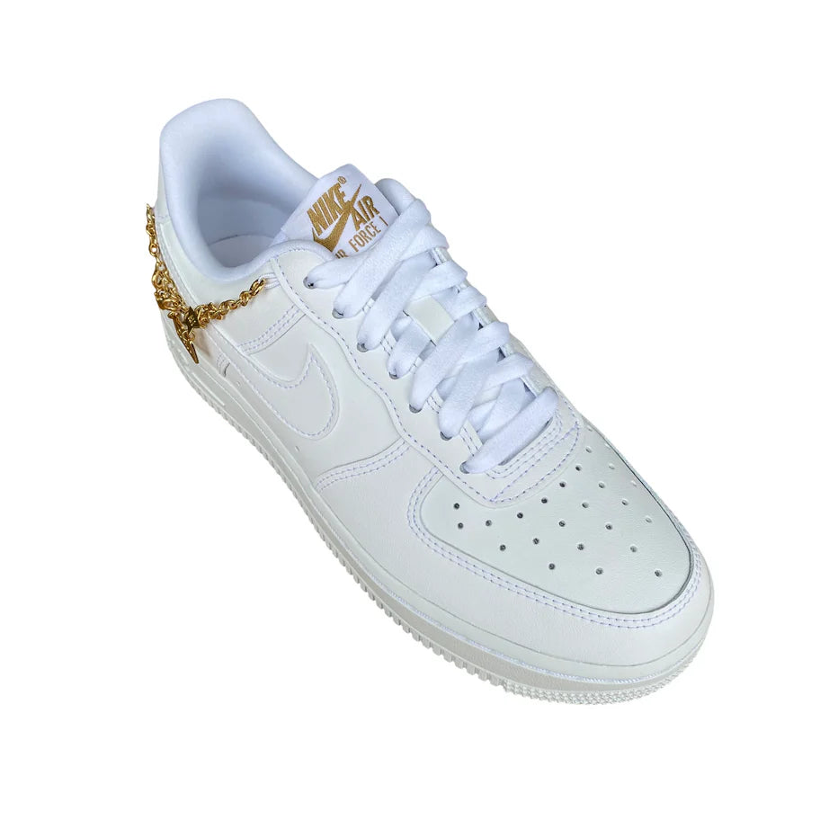 Sneakers Nike Air Force 1 '07 LX donna bianco/oro con catena decorativa, vista laterale design iconico streetwear