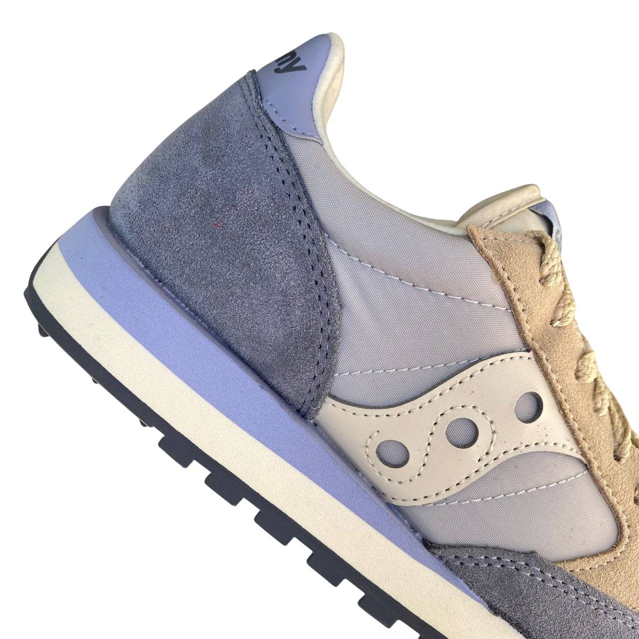 Dettaglio Saucony Jazz O' con texture scamosciata grigia e pannelli nylon colorati