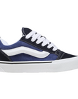 Vista laterale esterna delle sneakers Vans Knu Skool da adulti in fresca colorazione blu navy con iconico stripe bianco